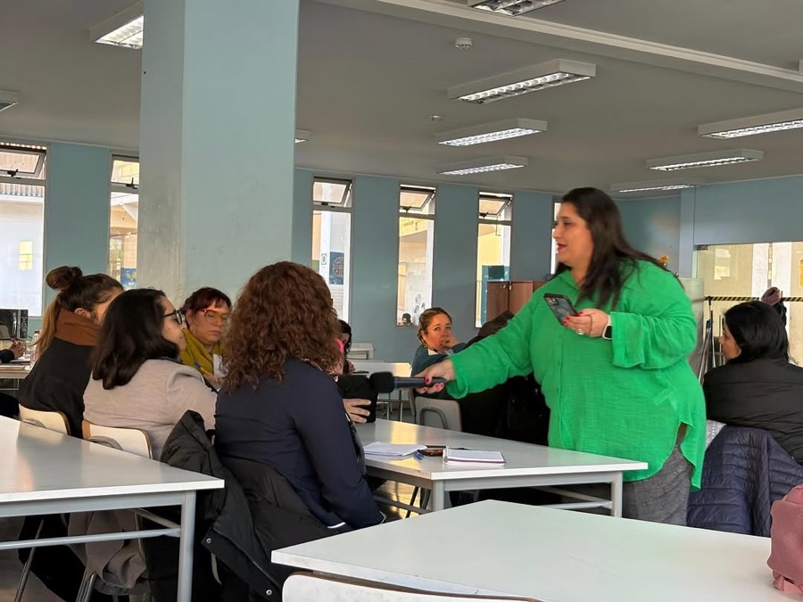 Mirla Arcos dando una formación a docentes en un aula